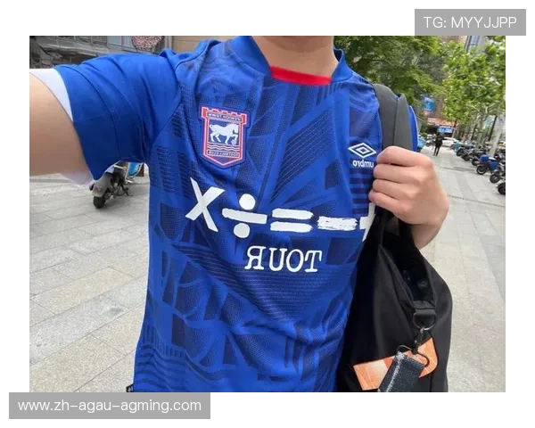 英超名模身穿球衣展示及时尚点评